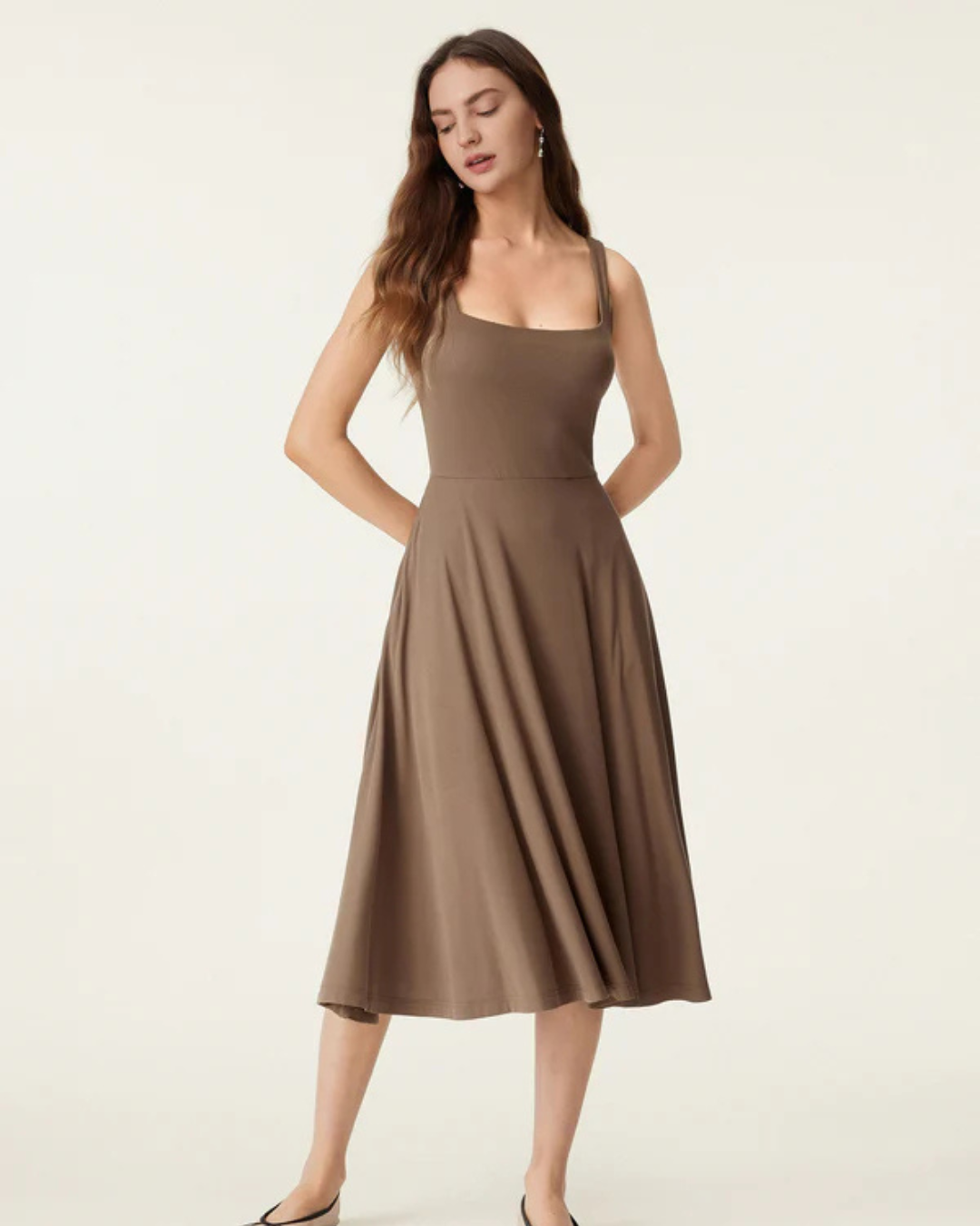 Vestido de corte fluido e arejado com decote quadrado