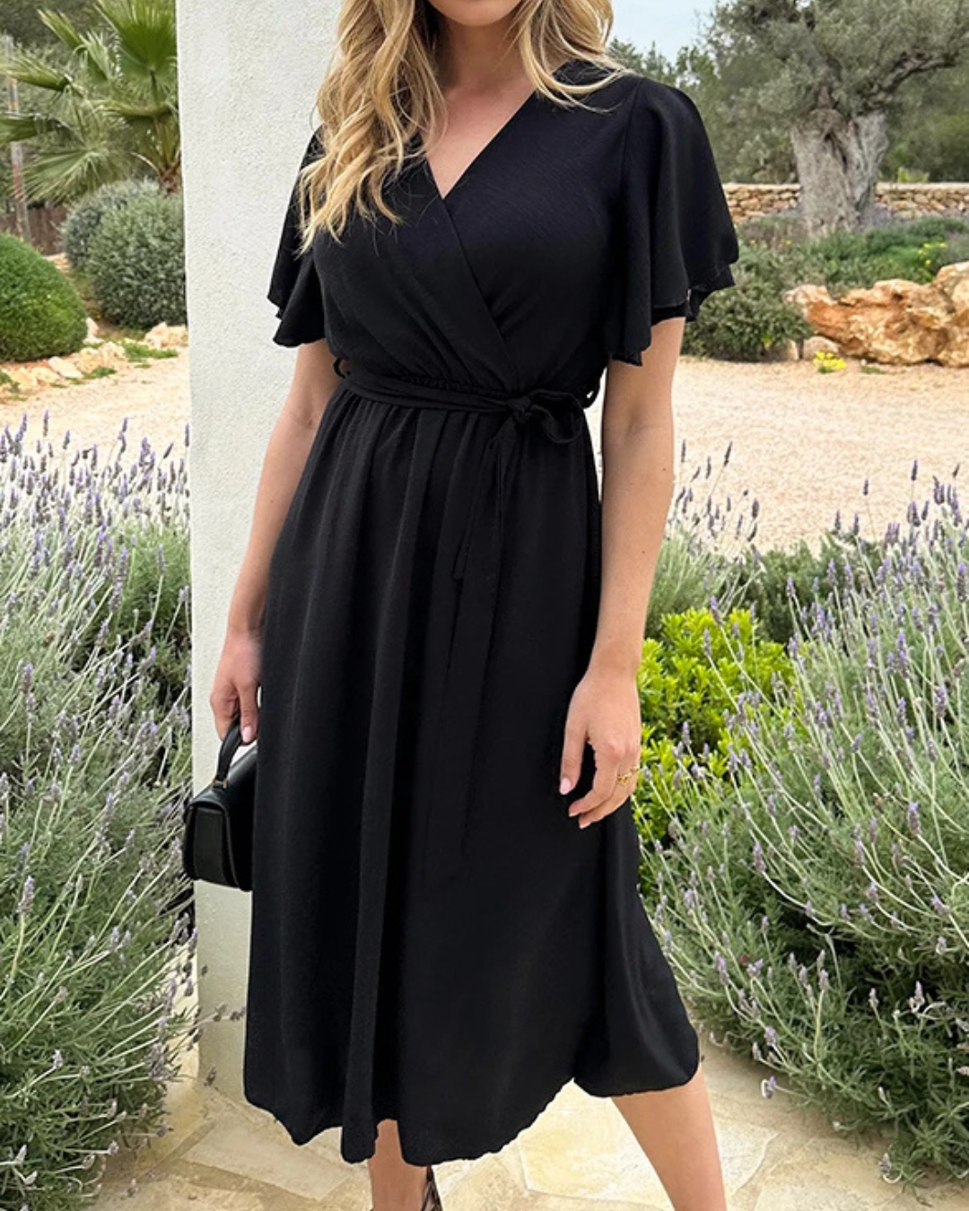 Vestido casual com decote em V, ajuste elástico e laço a condizer